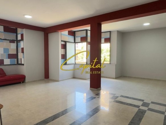 AMBIENT BIZNESI ME QIRA 120 M2 RRUGA E DURRESIT 950 EURO