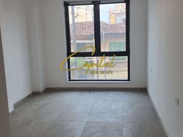AMBIENT BIZNESI ME QIRA 97 M2 MYSLYM SHYRI 1.300 EURO