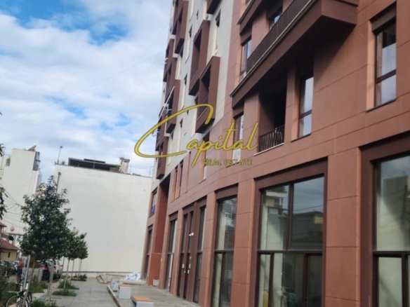 AMBIENT BIZNESI ME QIRA 97 M2 MYSLYM SHYRI 1.300 EURO