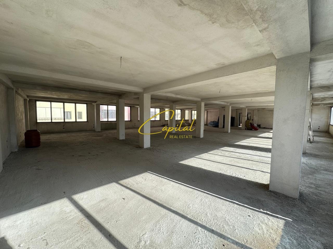 AMBIENT BIZNESI ME QIRA 450 M2 PALLATI ME SHIGJETA 150.000 LEKE
