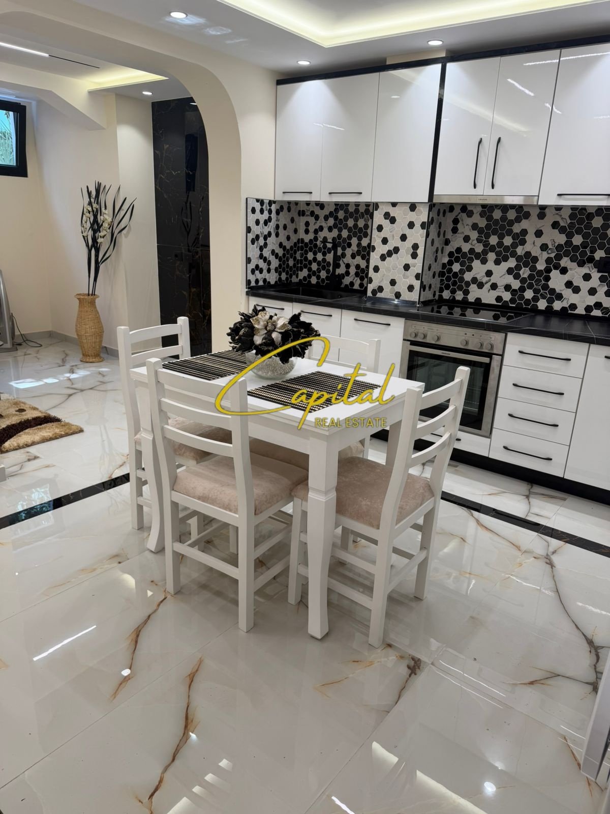 APARTAMENT ME QIRA 2+1+2 AMBASADA AMERIKANE 80.000 LEKE