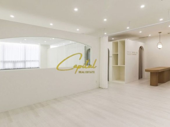 AMBIENT BIZNESI ME QIRA 80 M2 21 DHJETORI 300.000 LEKE