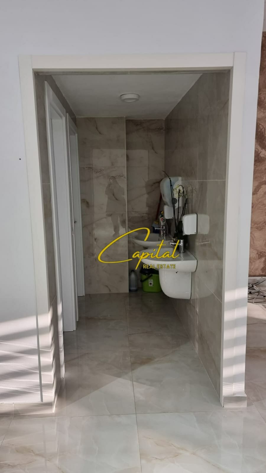 AMBIENT BIZNESI ME QIRA 227 M2 KOMPLEKSI FARMACIA 10 3.200 EURO