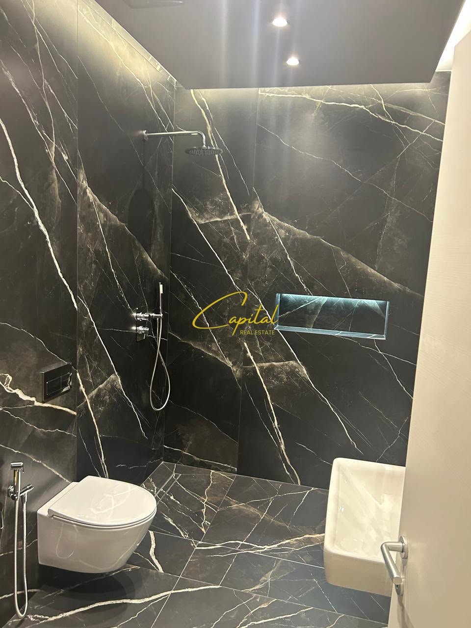 AMBIENT BIZNESI ME QIRA 116 M2 KOMUNA E PARISIT 1.700 EURO
