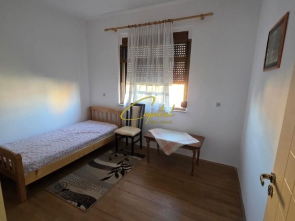 APARTAMENT ME QIRA 3+1 RRUGA BARDHYL 50.000 LEKE