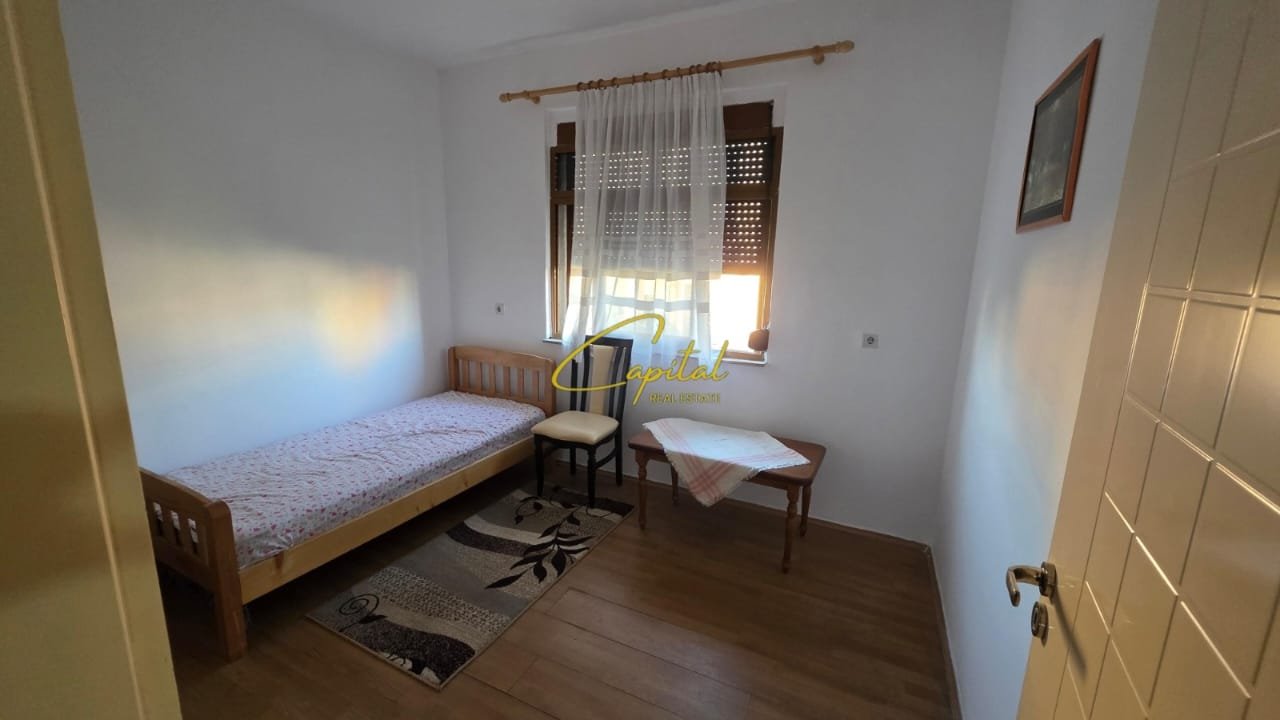 APARTAMENT ME QIRA 3+1 RRUGA BARDHYL 50.000 LEKE