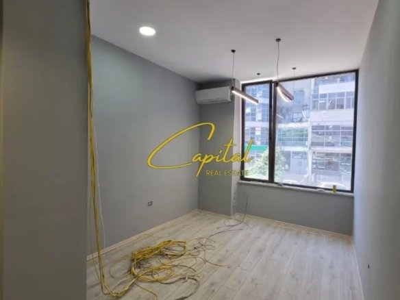 AMBIENT BIZNESI ME QIRA 31 M2 ZOGU I ZI 60.000 LEKE
