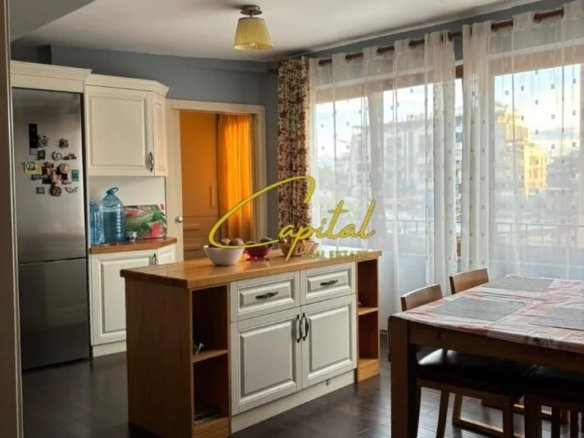 APARTAMENT ME QIRA 3+1 QENDER 1000 EURO