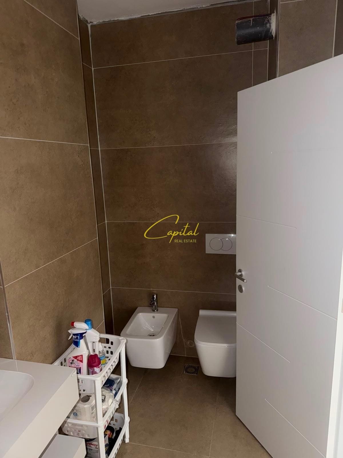 WhatsApp Image 2026-07-17 at 10.28.32 AM (1) ZYRE ME QIRA 122 M2 BULEVARDI I RI 140.000 LEKE