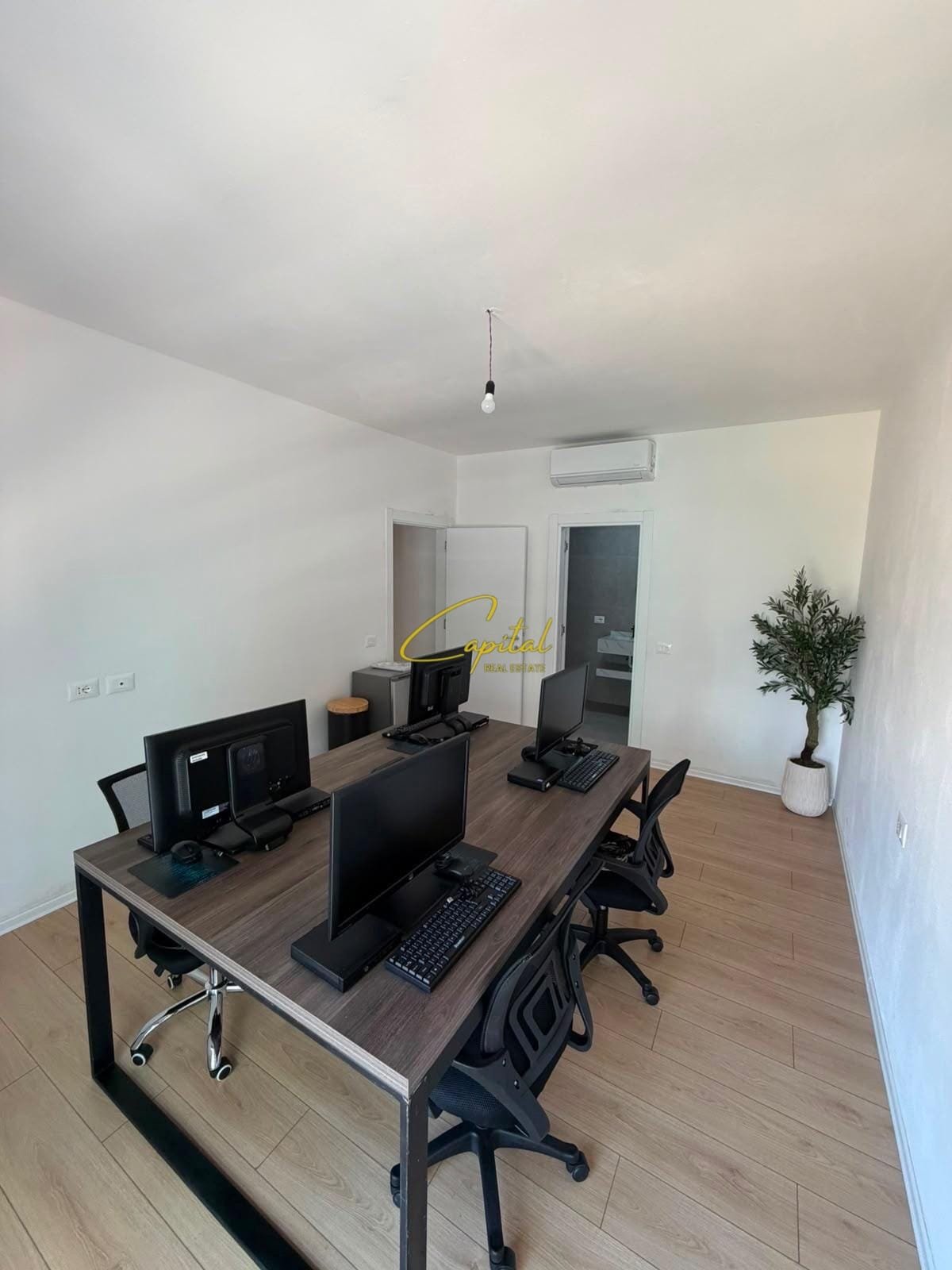 WhatsApp Image 2026-07-17 at 10.28.32 AM (2) ZYRE ME QIRA 122 M2 BULEVARDI I RI 140.000 LEKE