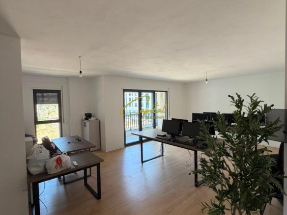 ZYRE ME QIRA 122 M2 BULEVARDI I RI 140.000 LEKE