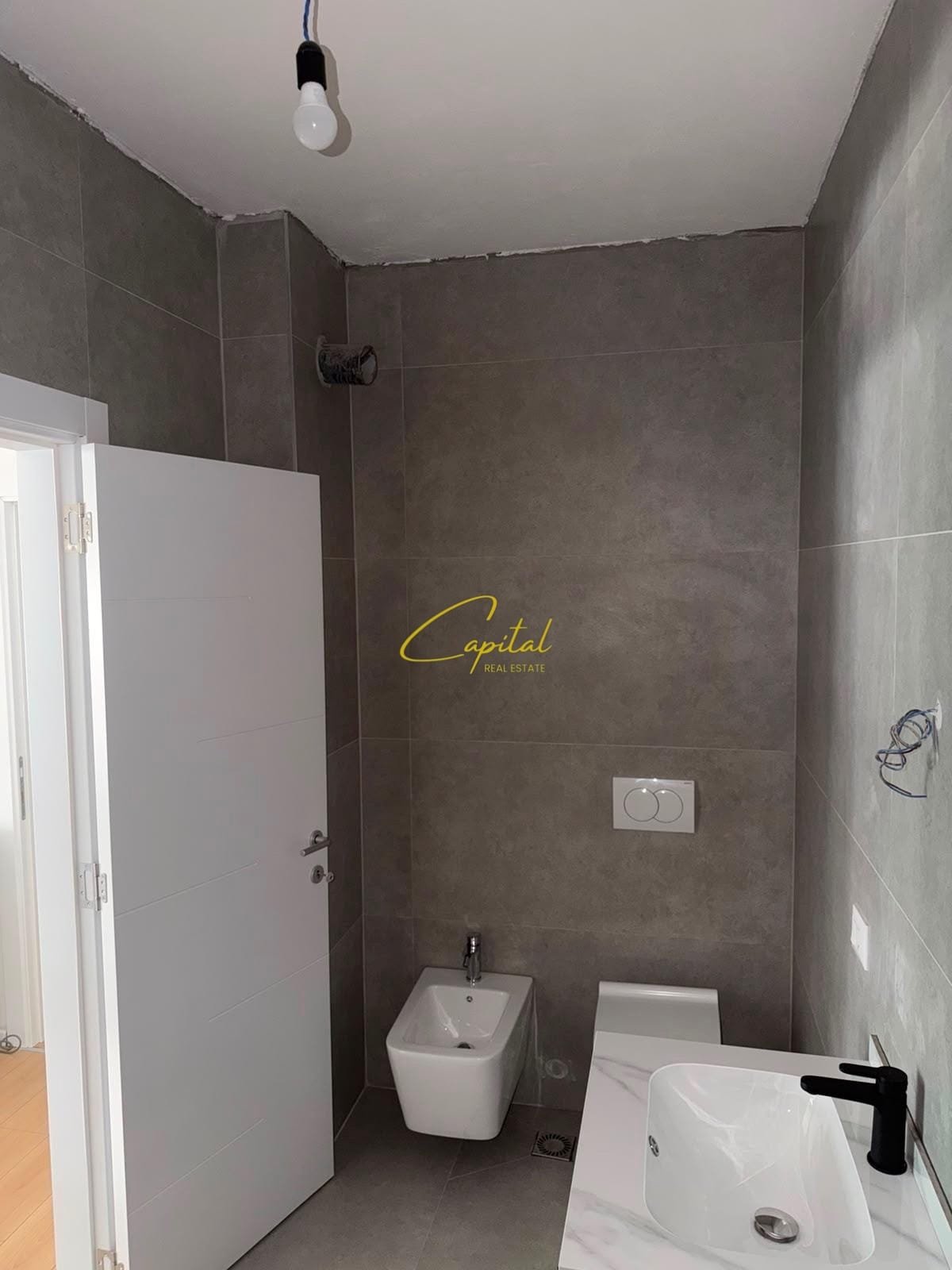 WhatsApp Image 2026-07-17 at 10.28.32 AM ZYRE ME QIRA 122 M2 BULEVARDI I RI 140.000 LEKE