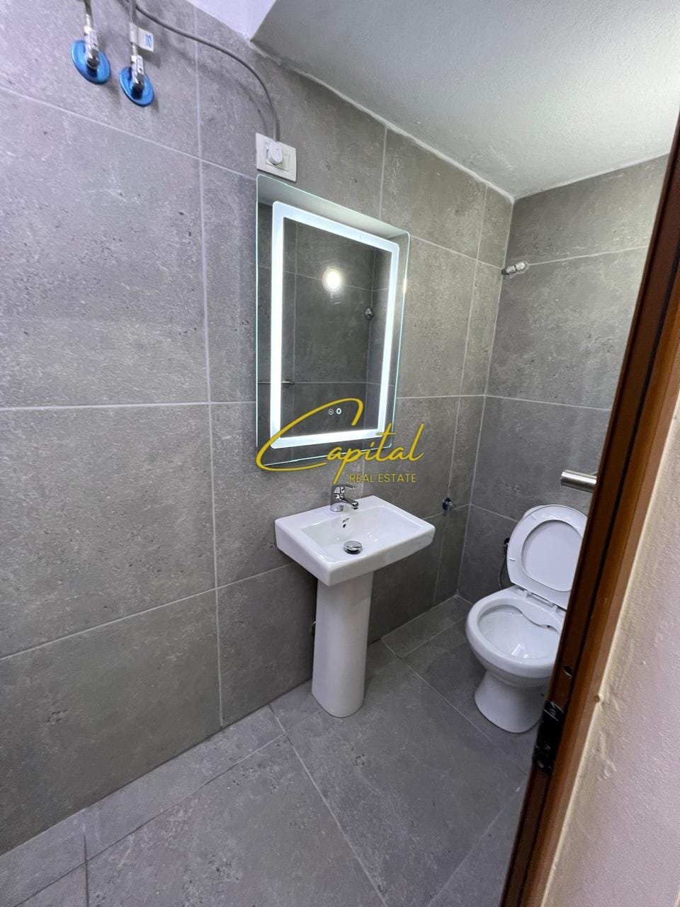 WhatsApp Image 2026-07-17 at 11.42.26 AM GARSONIERE ME QIRA 50 M2 ISH PARKU 40.000 LEKE