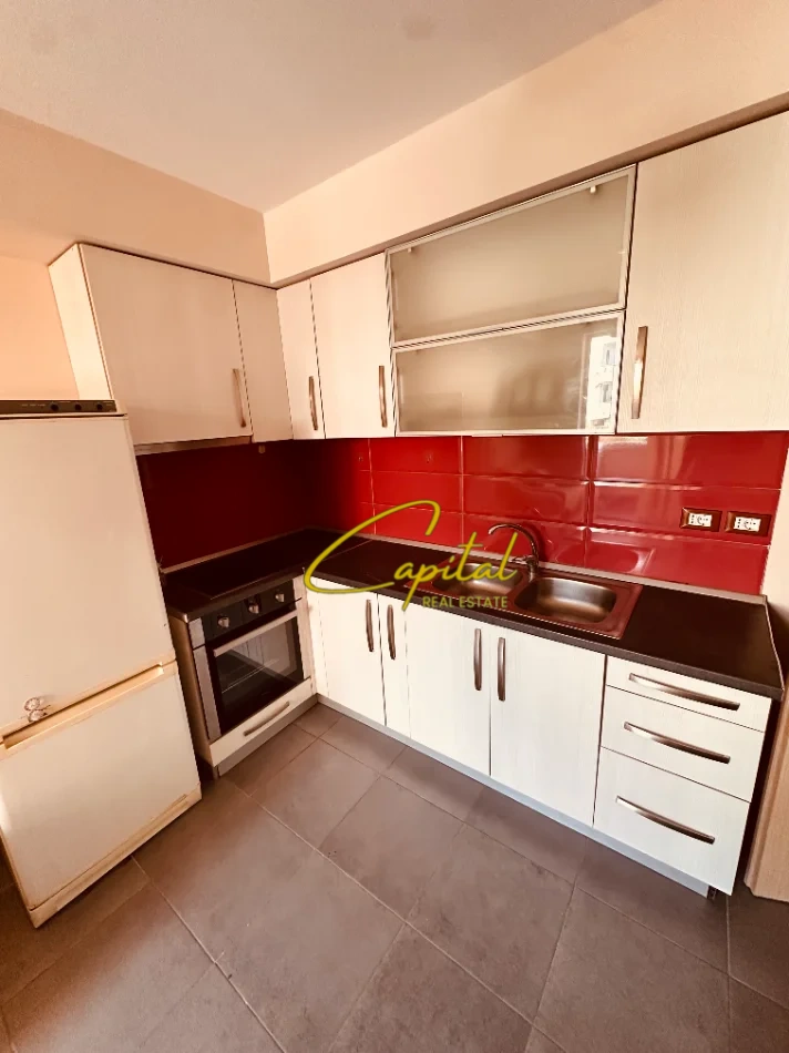 APARTAMENT ME QIRA 1+1 SHKOLLA E BASHKUAR 45.000 LEKE