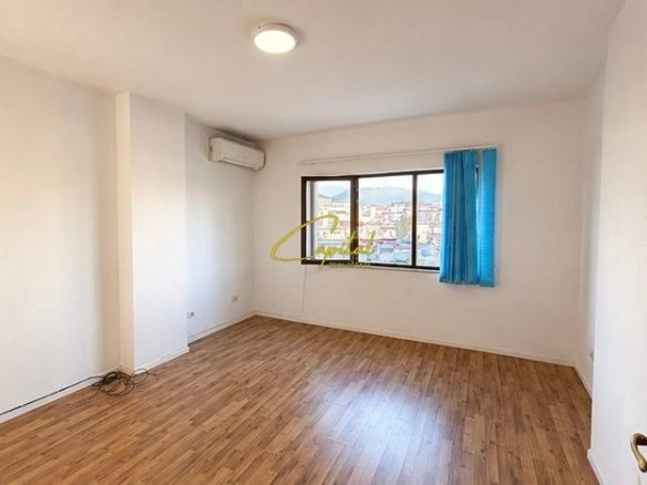 AMBIENT BIZNESI ME QIRA 75 M2 RUGA E KOSOVAREVE 60.000 LEKE