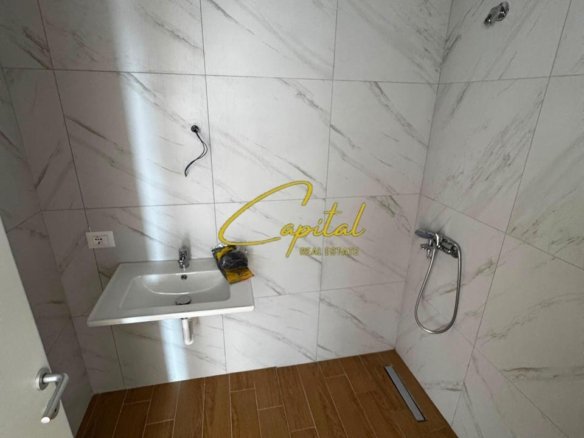 AMBIENT BIZNESI ME QIRA 120 M2 KOMPLEKSI USLUGA 90.000 LEKE