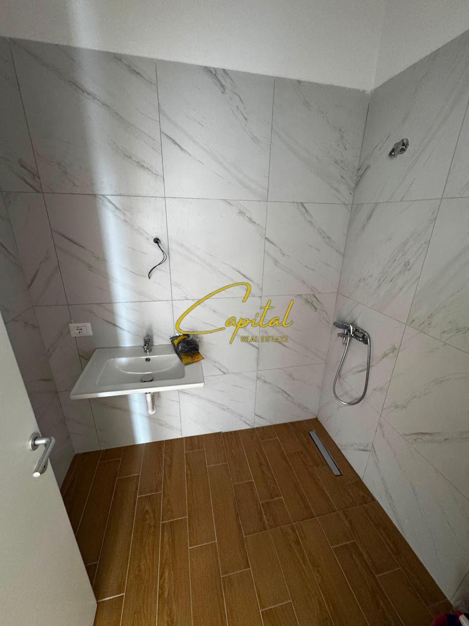 AMBIENT BIZNESI ME QIRA 120 M2 KOMPLEKSI USLUGA 90.000 LEKE