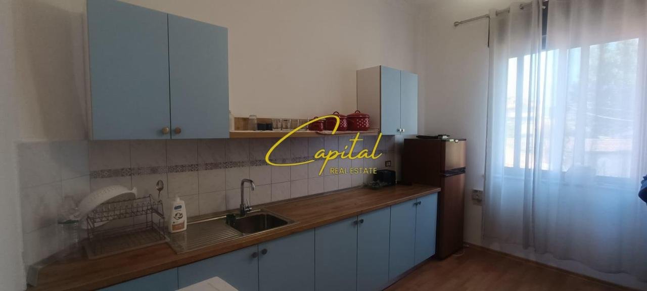 APARTAMENT ME QIRA 3+1 RRUGA E BARRIKADAVE 70.000 LEKE