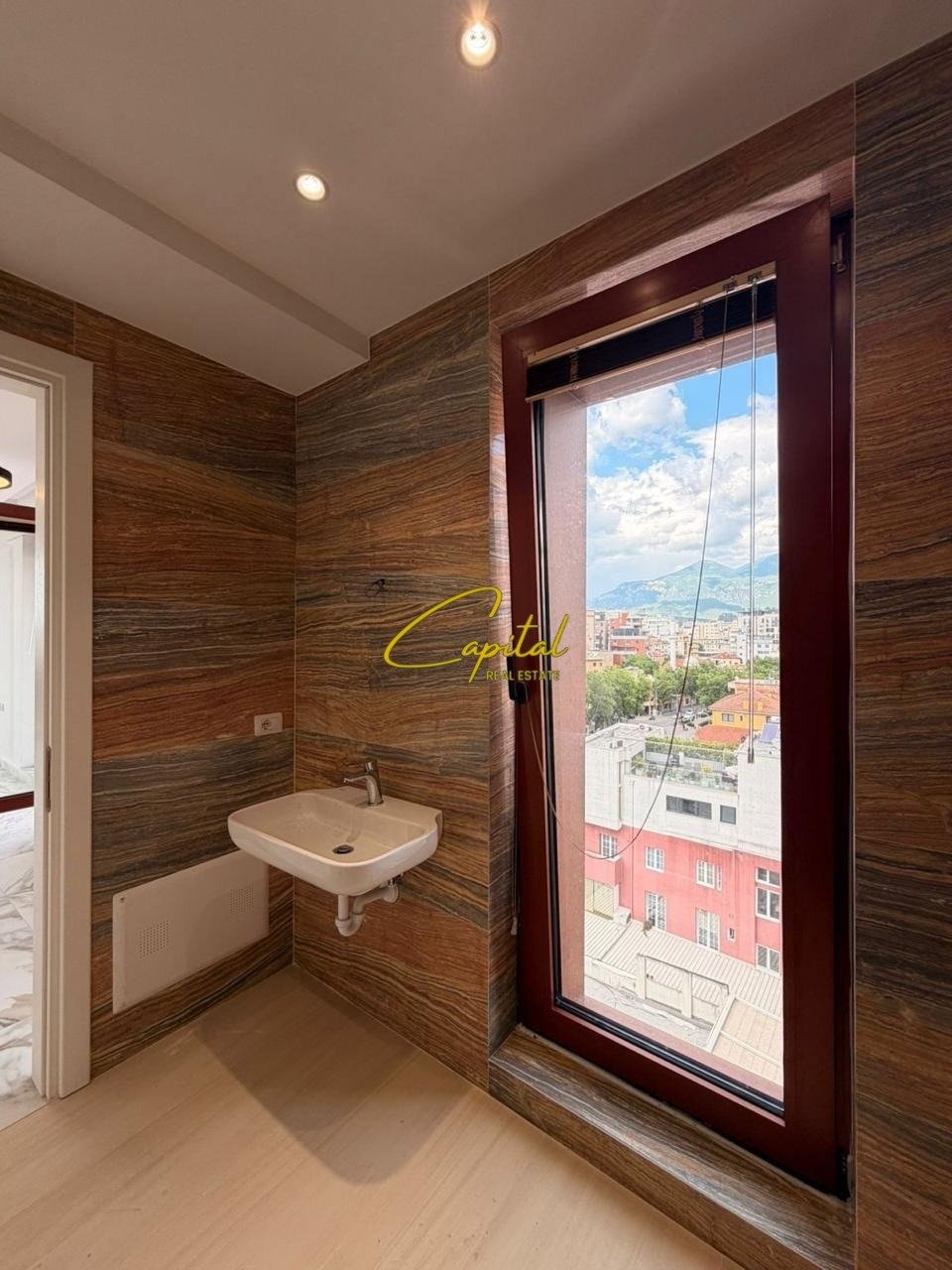 AMBIENT BIZNESI ME QIRA 70 M2 RRUGA E KAVAJES 1000 EURO