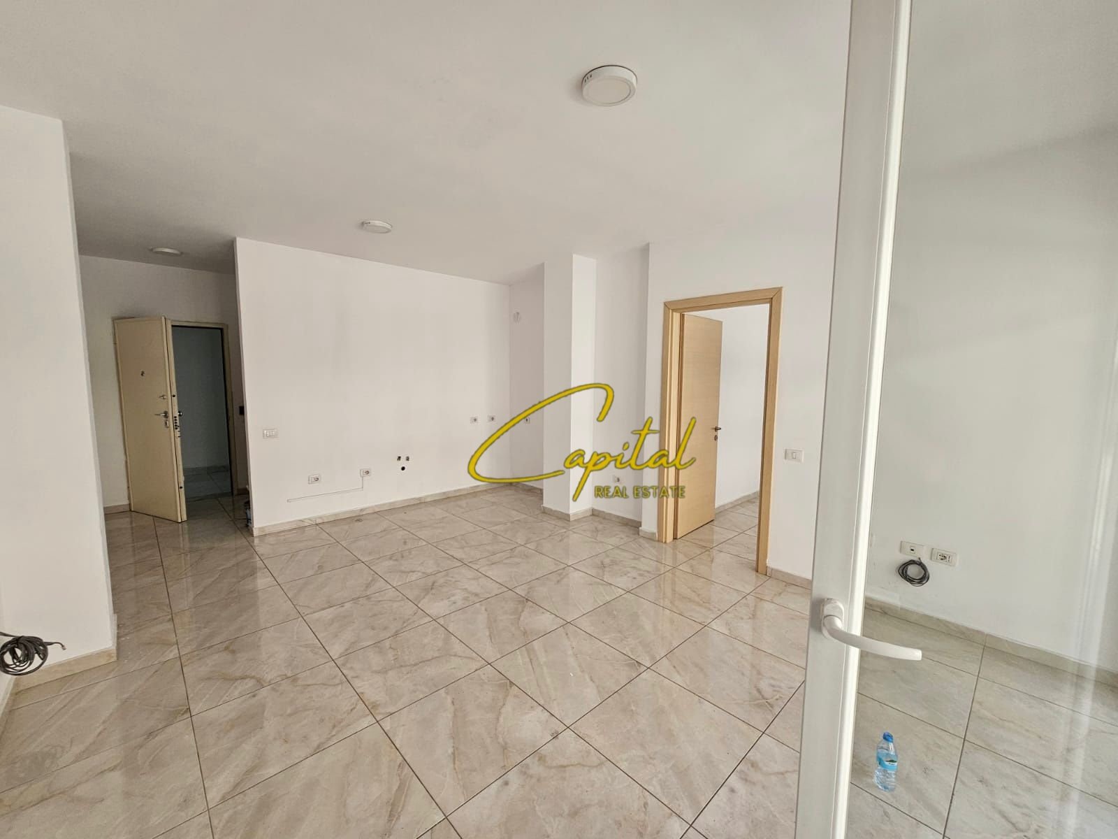 AMBIENT BIZNESI ME QIRA 63 M2 ZOGU I ZI 55.000 LEKE