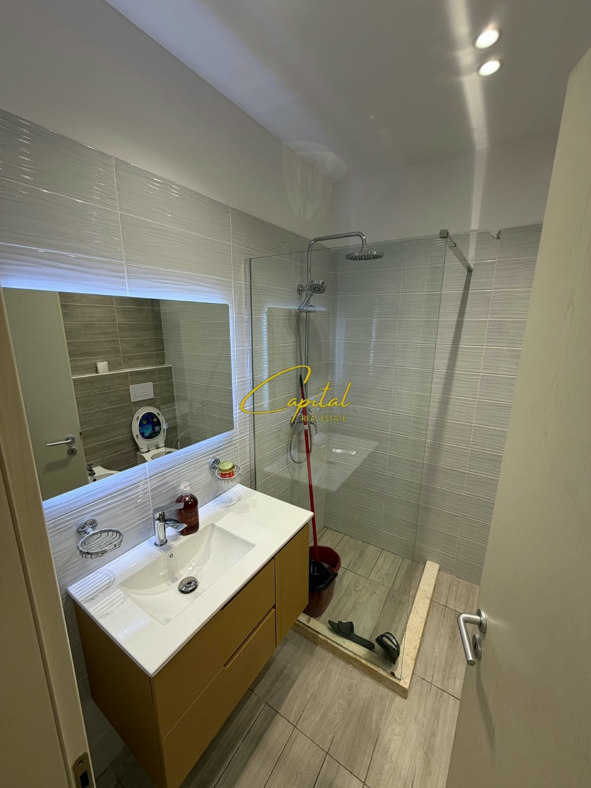 APARTAMENT ME QIRA 1+1 ISH STACIONI TRENIT 80.000 LEKE