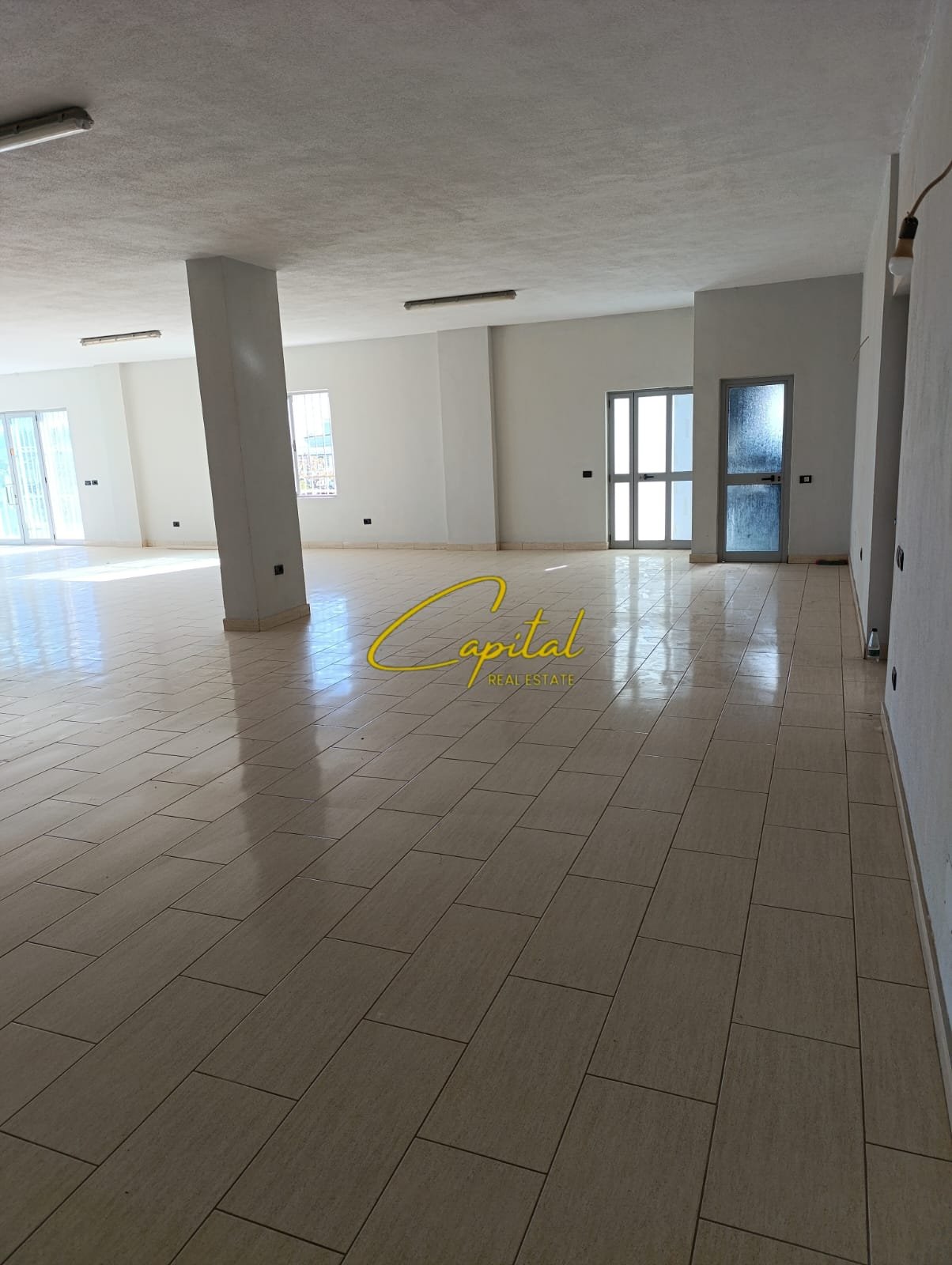 AMBIENT BIZNESI ME QIRA 230 M2 MEZEZ 60.000 LEKE