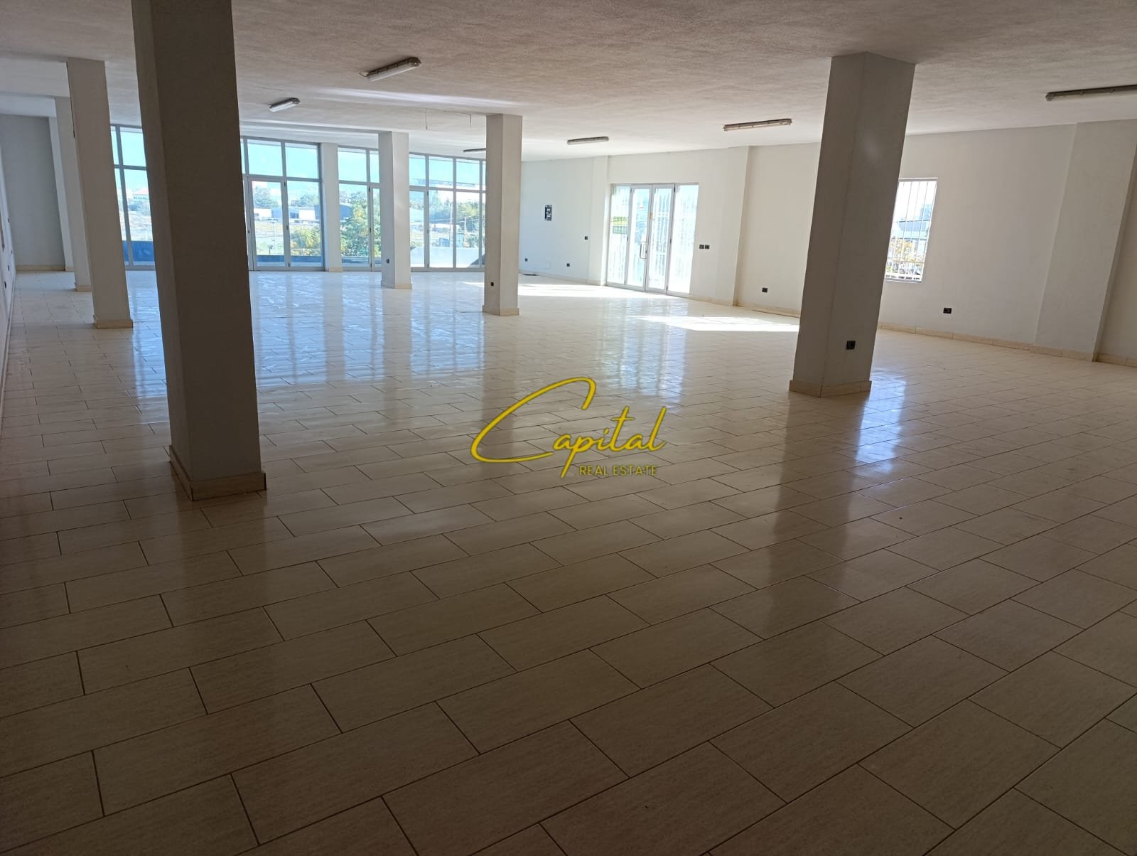 AMBIENT BIZNESI ME QIRA 230 M2 MEZEZ 60.000 LEKE
