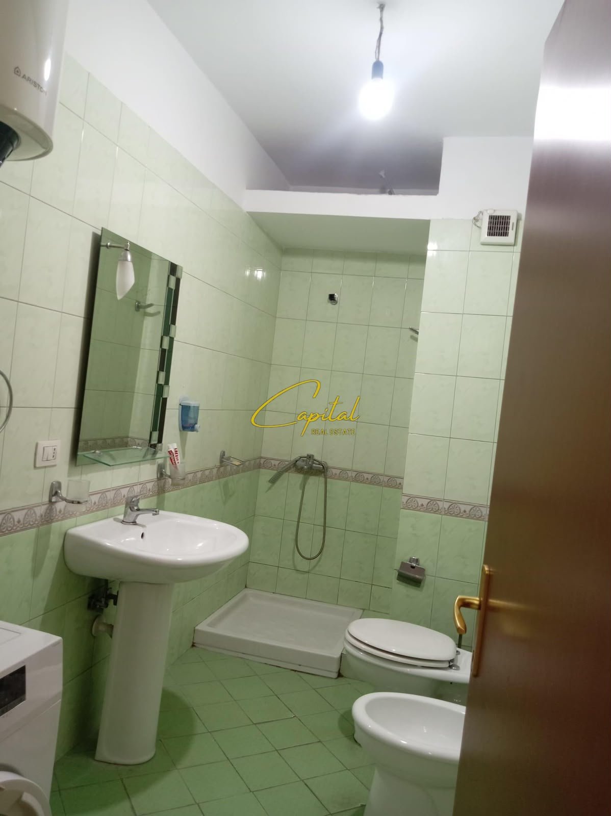 APARTAMENT ME QIRA 3+1 RRUGA E KAVAJES 800 EURO
