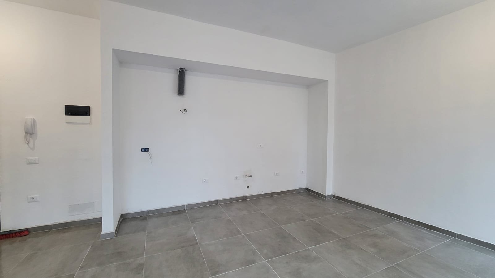 ZYRE ME QIRA 56 M2 21 DHJETORI 65.000 LEKE
