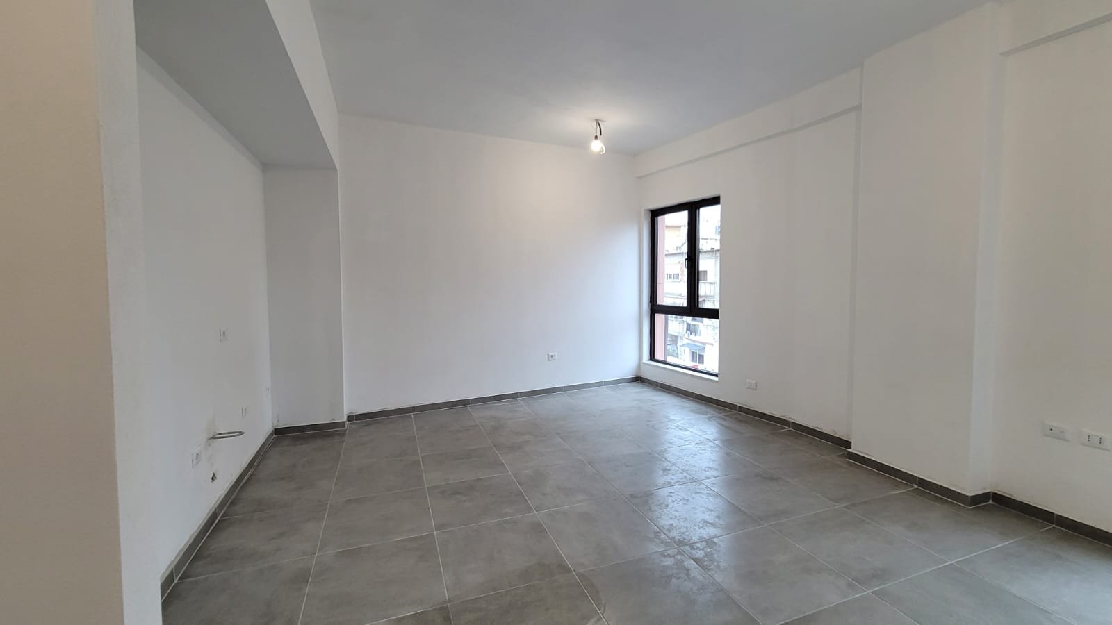 ZYRE ME QIRA 56 M2 21 DHJETORI 65.000 LEKE
