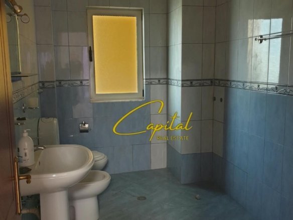 ZYRE ME QIRA 250 M2 KOMUNA E PARISIT 100.000 LEKE