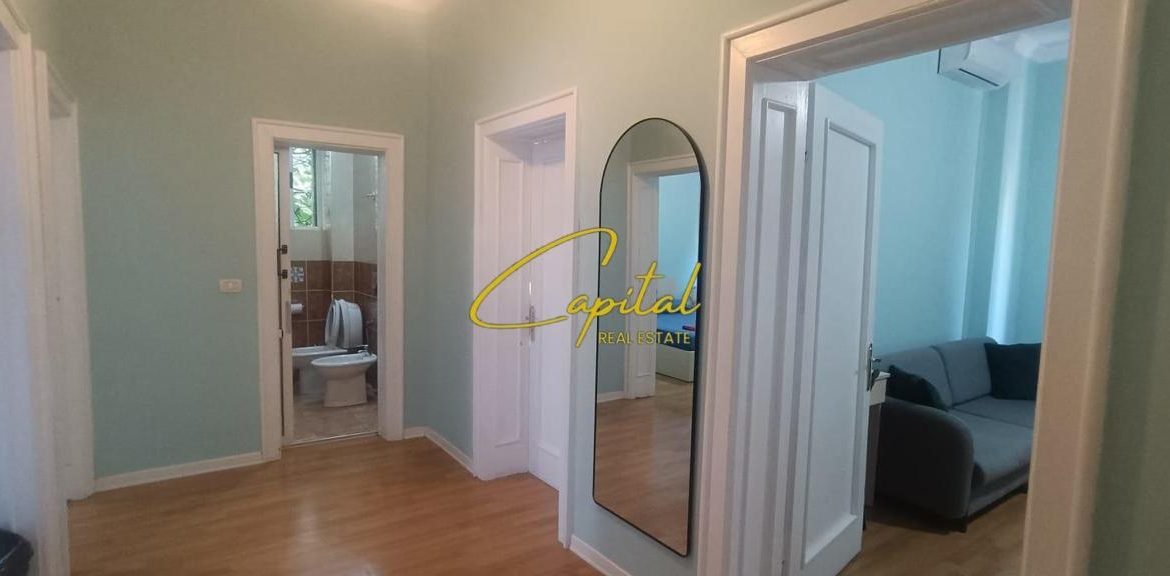 APARTAMENT ME QIRA 3+1 RRUGA E BARRIKADAVE 65.000 LEKE