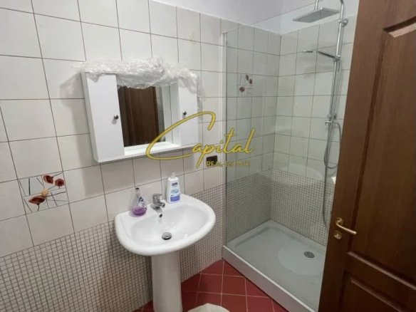 APARTAMENT ME QIRA 3+1 ISH TREGU ELEKTRIK 75.000 LEKE