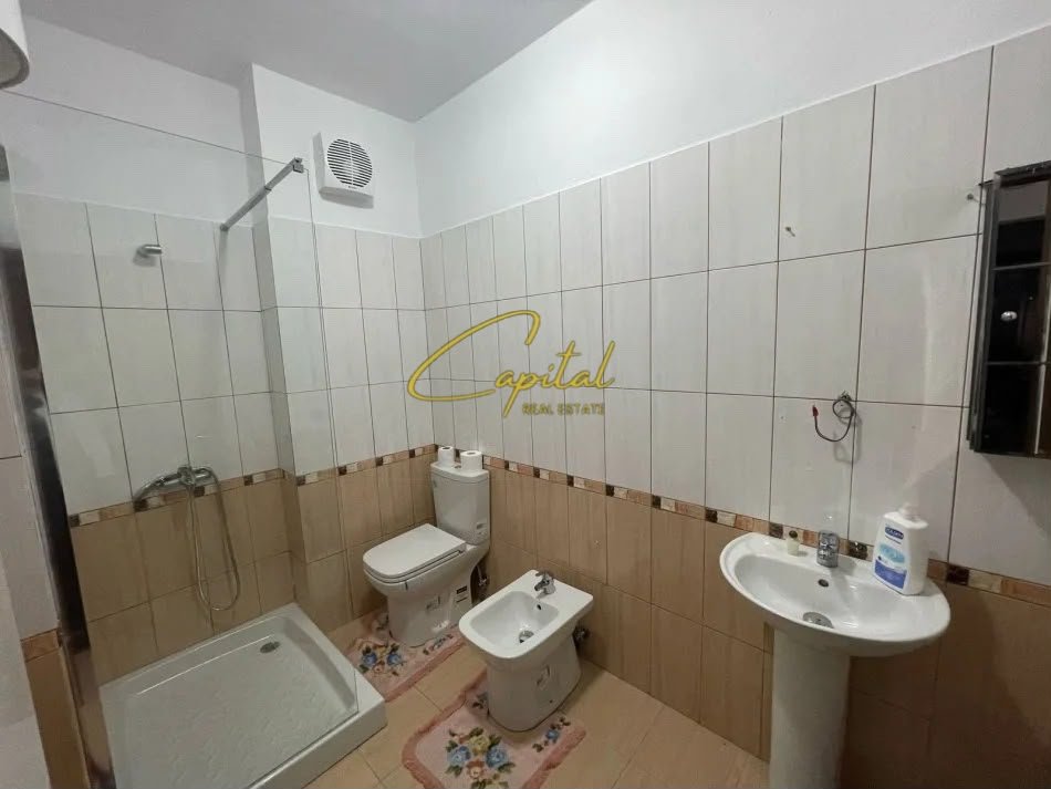 APARTAMENT ME QIRA 3+1 ISH TREGU ELEKTRIK 75.000 LEKE