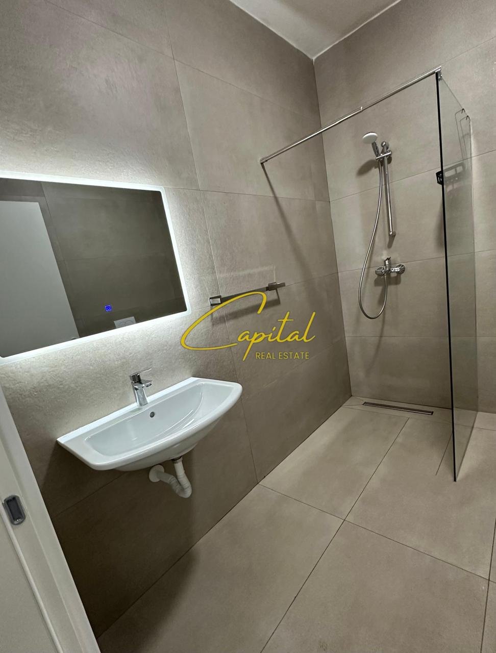 APARTAMENT ME QIRA 1+1 QENDER 90.000 LEKE