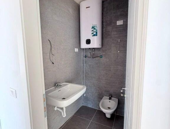 ZYRE ME QIRA 127 M2 LAKE VIEW RESIDENCE 1.700 EURO