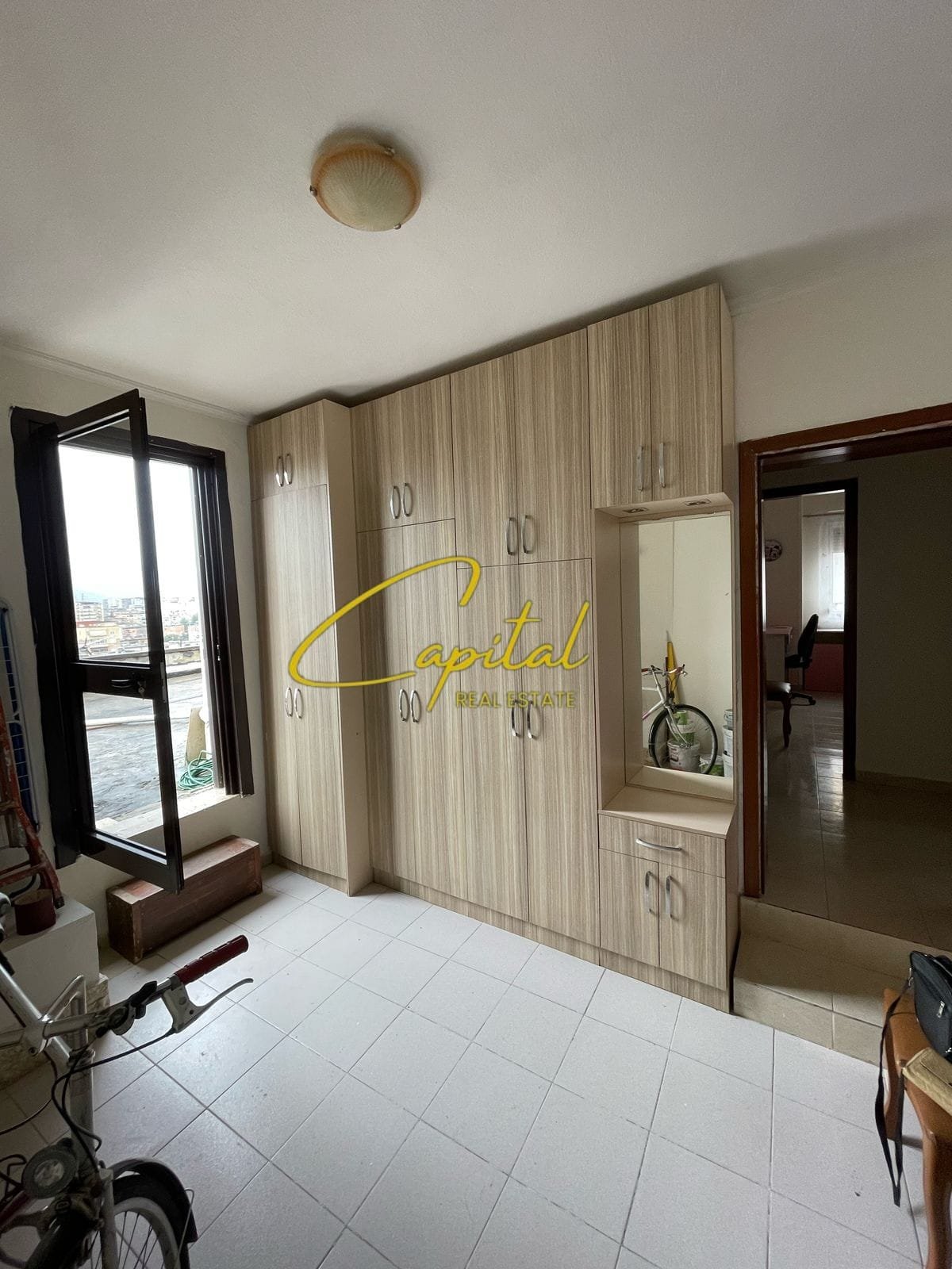 APARTAMENT ME QIRA 2+1 ISH TREGU ELEKTIRK 50.000 LEKE
