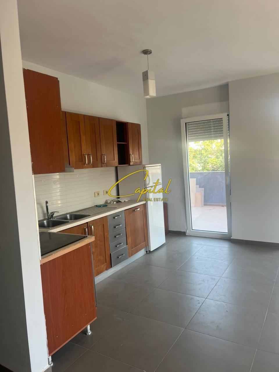 ZYRE ME QIRA 110 M2 RRUGA E KAVAJES 45.000 LEKE