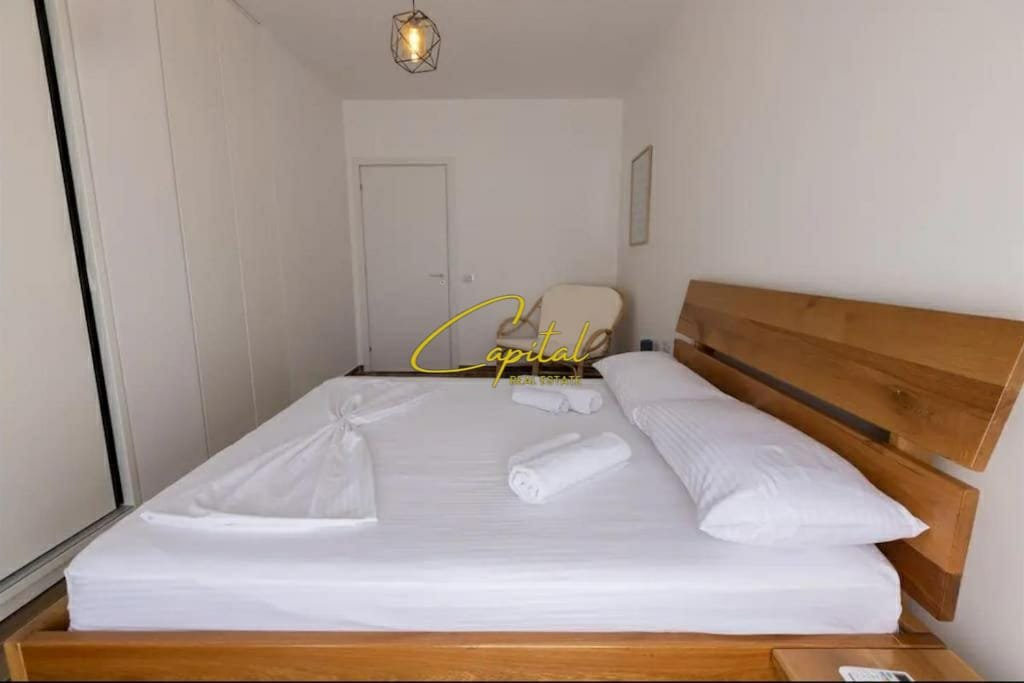 APARTAMENT ME QIRA 1+1 RRUGA E BARRIKADAVE 100.000 LEKE