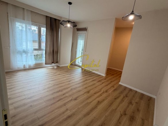 SHITET APARTAMENT 1+1 RRUGA E BARRIKADAVE 230.000 EURO