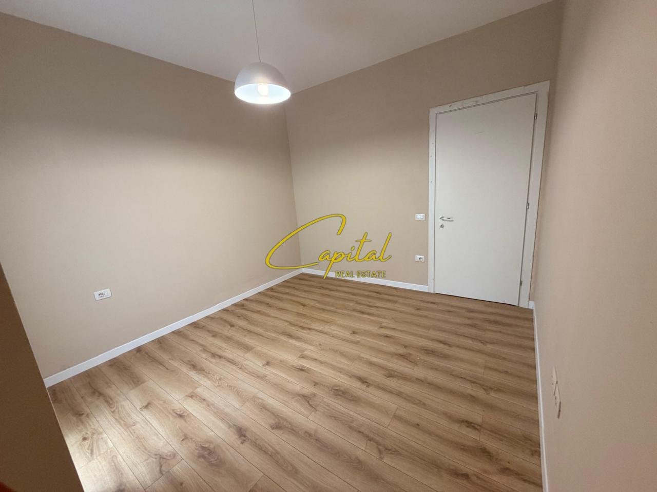 SHITET APARTAMENT 1+1 RRUGA E BARRIKADAVE 230.000 EURO